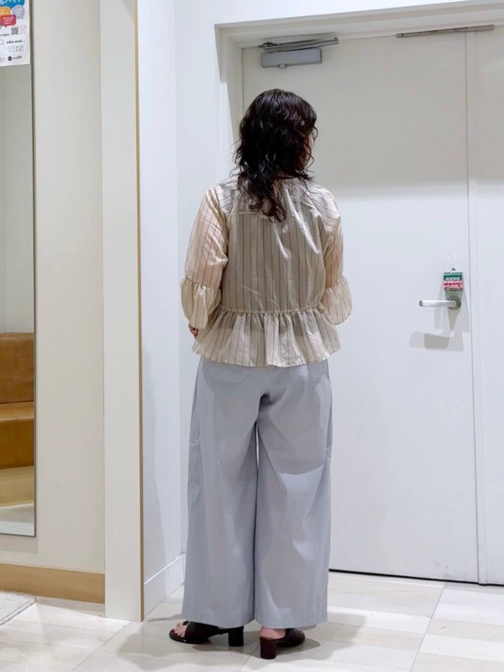 グレー系のその他パンツ、ブラウン系のタンクトップ、ベージュ系のトートバッグを着用したレディースの夏コーディネートの5枚目の写真