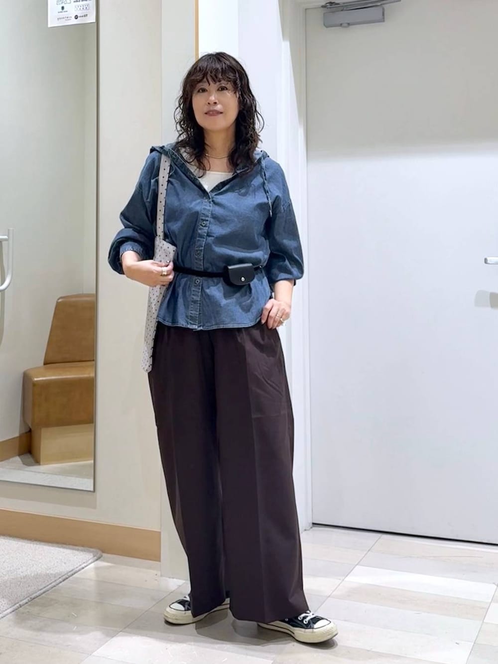 ブルー系のシャツ/ブラウス、ブラック系のボディバッグ/ウエストポーチ、ベージュ系のトートバッグを着用したレディースの秋コーディネートの3枚目の写真
