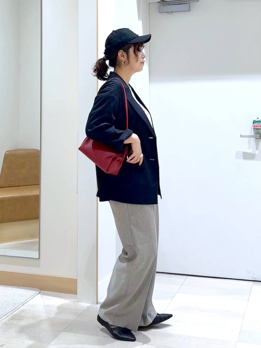 ブラック系のパンプス、ブルー系のテーラードジャケット、ベージュ系のその他パンツを着用したレディースの秋コーディネートの3枚目の写真