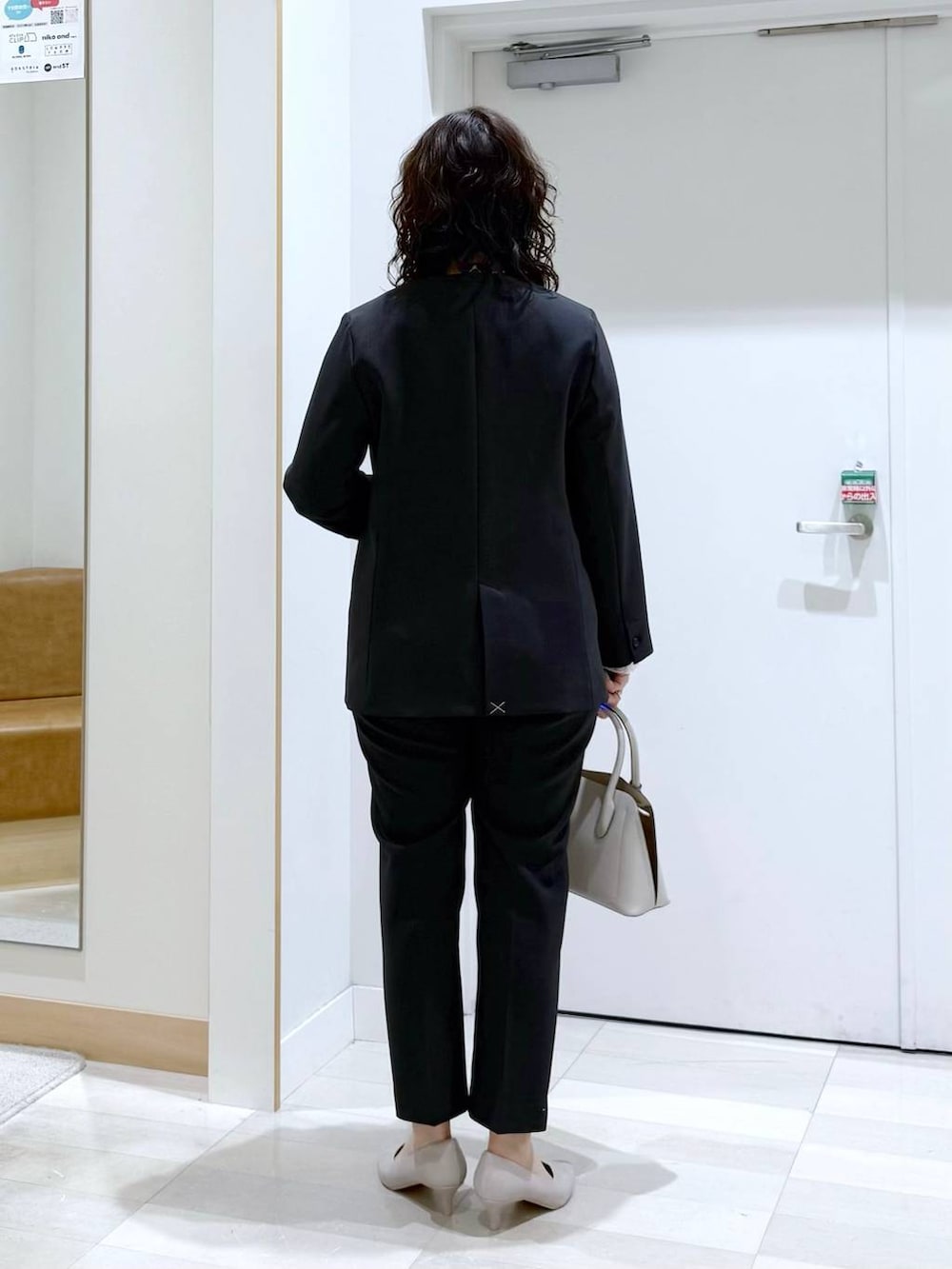 ホワイト系のショルダーバッグ、ホワイト系のパンプス、ホワイト系のTシャツ/カットソーを着用したレディースの冬コーディネートの4枚目の写真