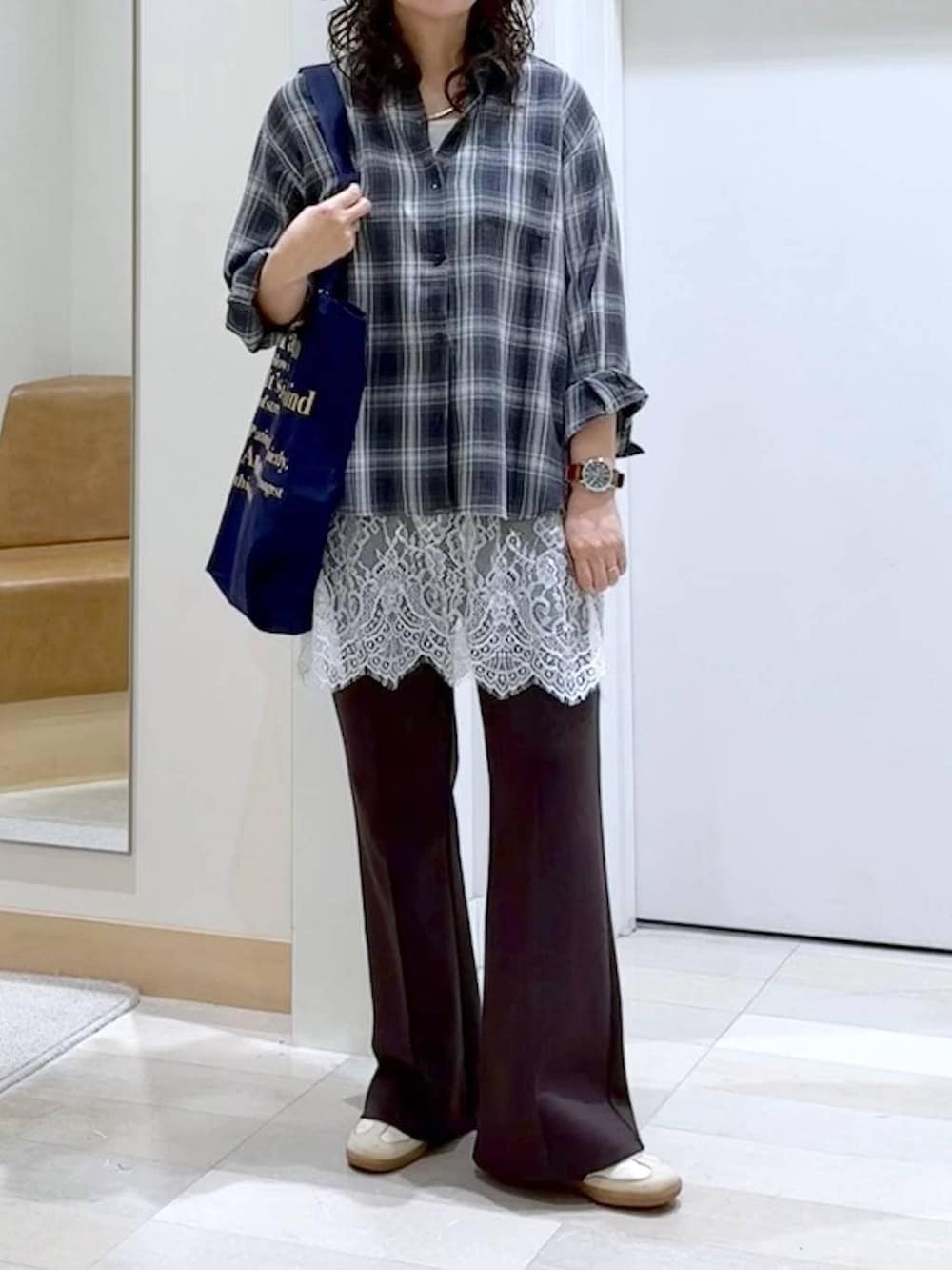 ブルー系のトートバッグ、ブラック系のシャツ/ブラウス、ブラウン系のスウェットパンツを着用したレディースの春コーディネートの5枚目の写真