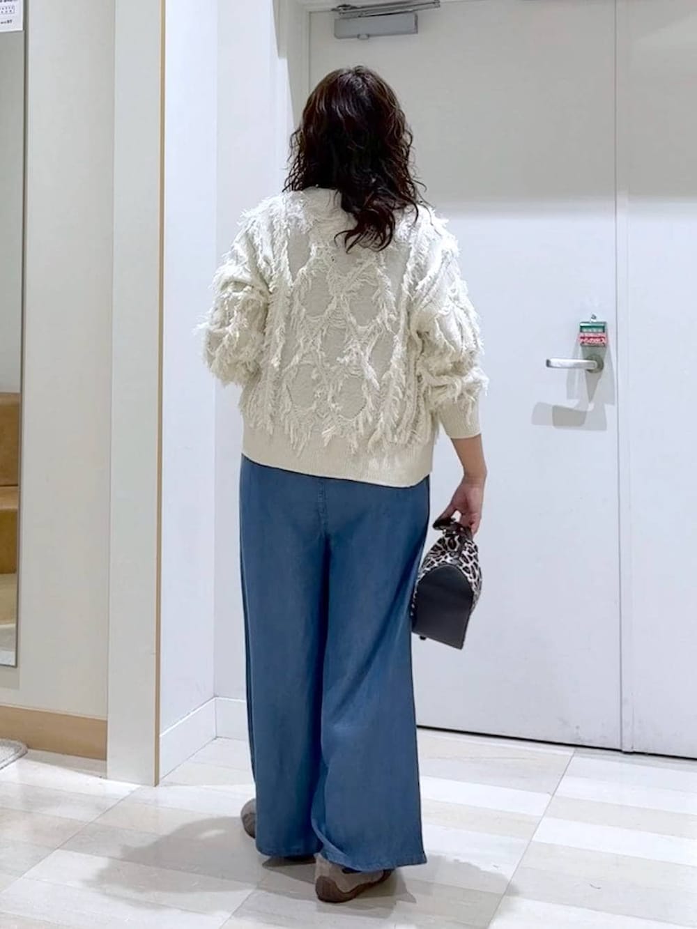 その他のショルダーバッグ、ブルー系のサロペット/オーバーオール、ブラウン系のネックレスを着用したレディースの春コーディネートの4枚目の写真