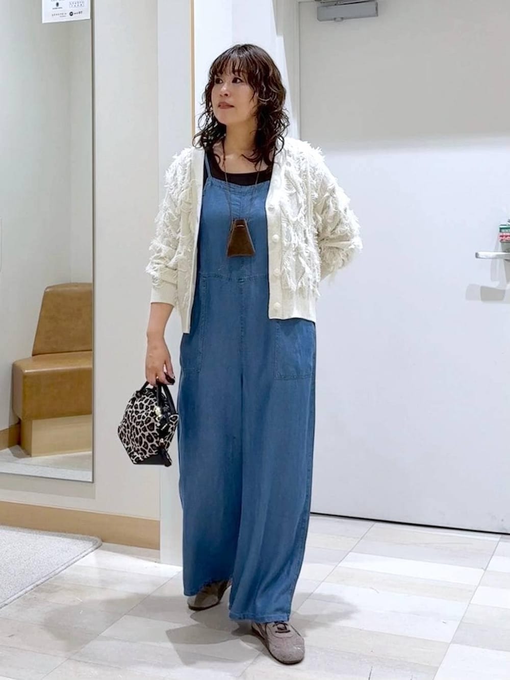 その他のショルダーバッグ、ブルー系のサロペット/オーバーオール、ブラウン系のネックレスを着用したレディースの春コーディネートの2枚目の写真