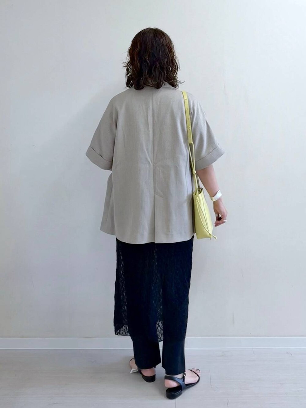 ブラック系のその他パンツ、イエロー系のショルダーバッグ、ブラック系のサンダルを着用したレディースの夏コーディネートの5枚目の写真