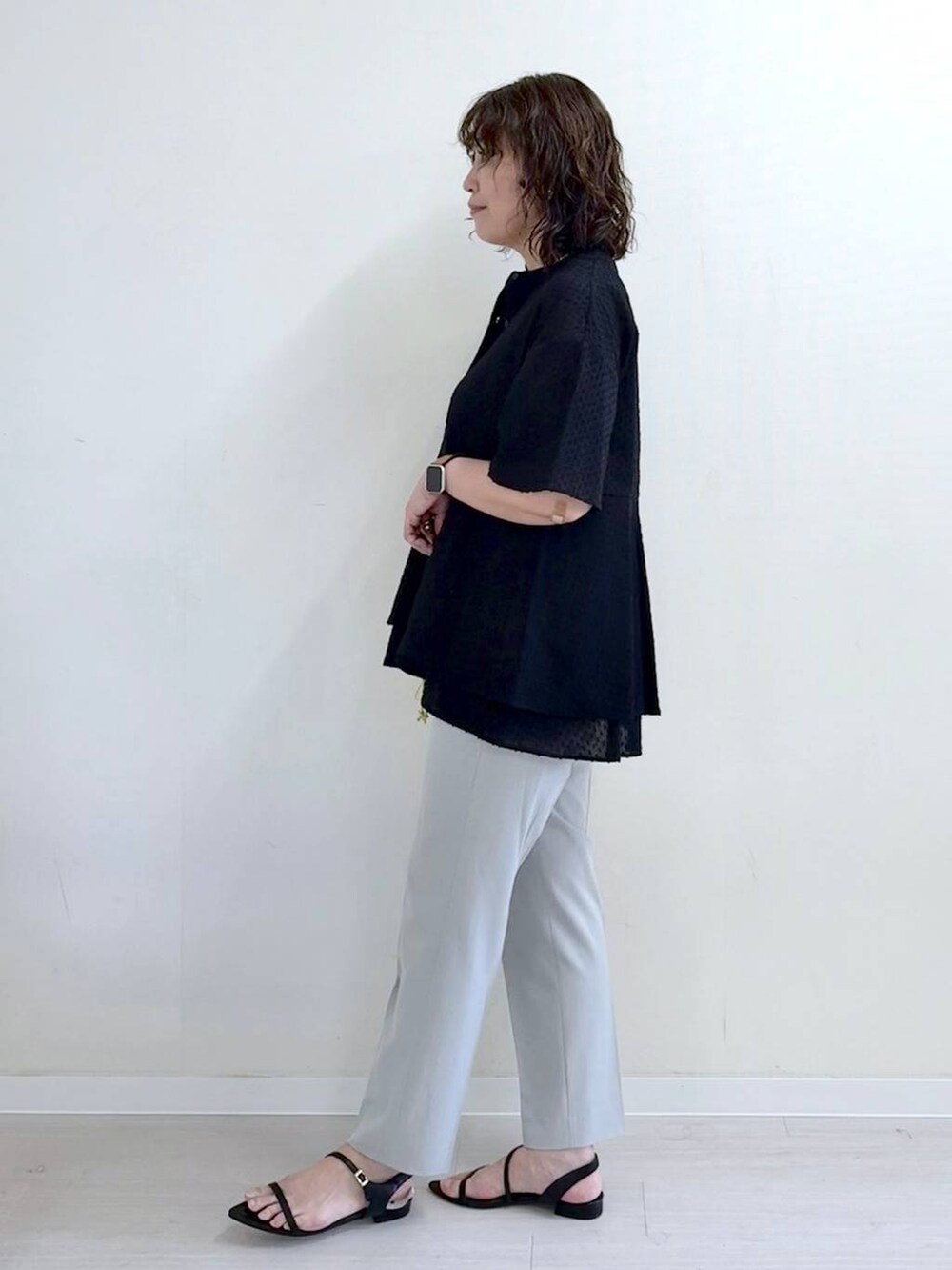 グレー系のその他パンツ、ホワイト系のタンクトップ、イエロー系のショルダーバッグを着用したレディースの夏コーディネートの3枚目の写真