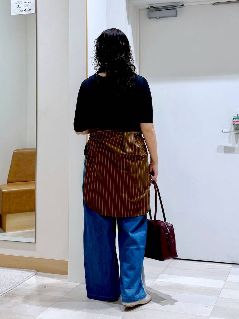 グレー系のスウェットパンツ、ホワイト系のその他シューズ、レッド系のボストンバッグを着用したレディースの夏コーディネートの4枚目の写真