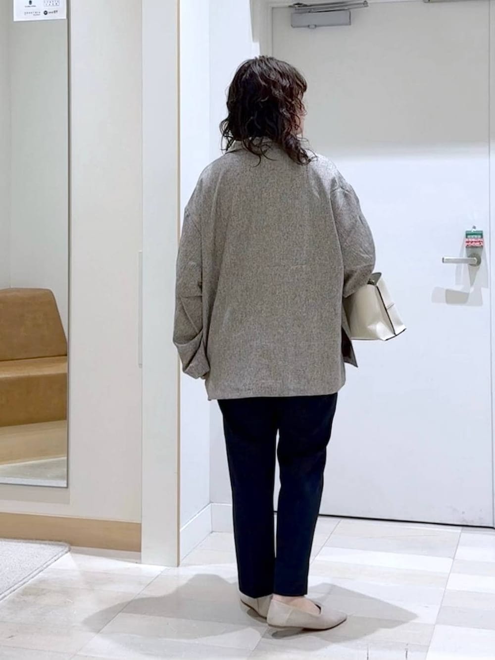 ホワイト系のパンプス、ブルー系のスラックス、ブルー系のシャツ/ブラウスを着用したレディースの春コーディネートの4枚目の写真