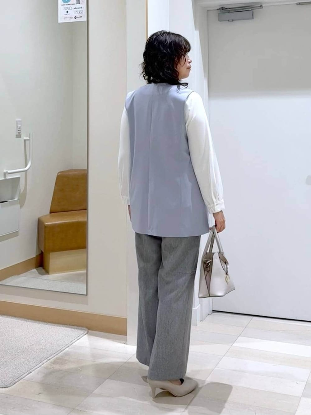 ホワイト系のショルダーバッグ、ホワイト系のパンプス、ホワイト系のシャツ/ブラウスを着用したレディースの春コーディネートの3枚目の写真