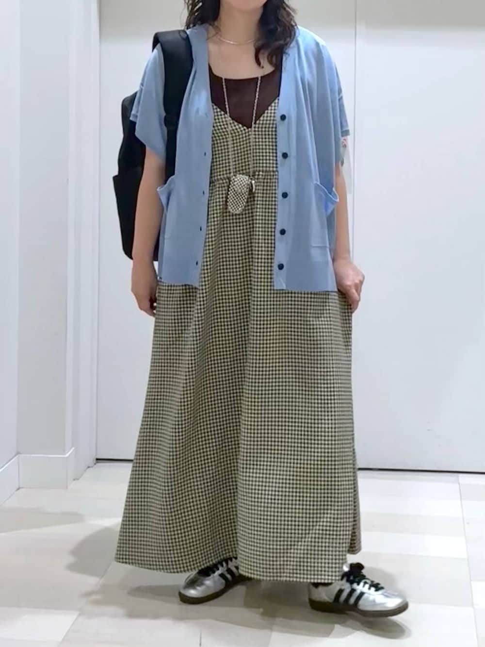 ブラック系のバックパック/リュック、ブラウン系のタンクトップ、ブルー系のカーディガン/ボレロを着用したレディースの春コーディネートの5枚目の写真