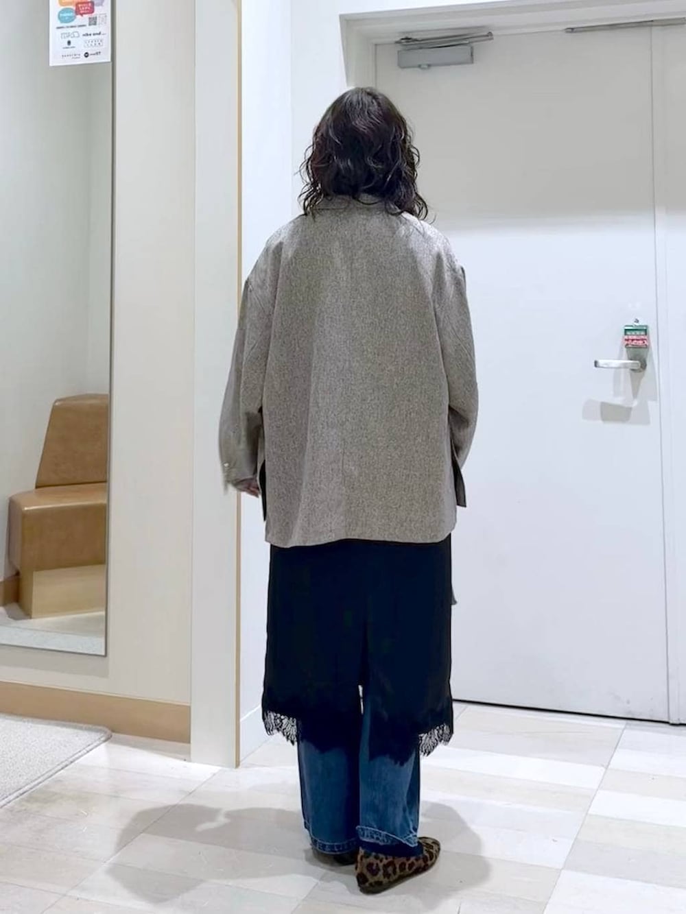 その他のパンプス、ブラウン系のショルダーバッグ、ブルー系のデニムパンツを着用したレディースの春コーディネートの4枚目の写真