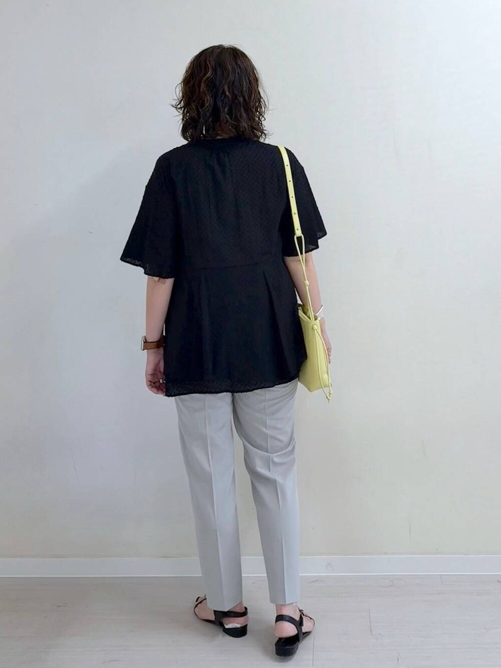 グレー系のその他パンツ、ホワイト系のタンクトップ、イエロー系のショルダーバッグを着用したレディースの夏コーディネートの4枚目の写真