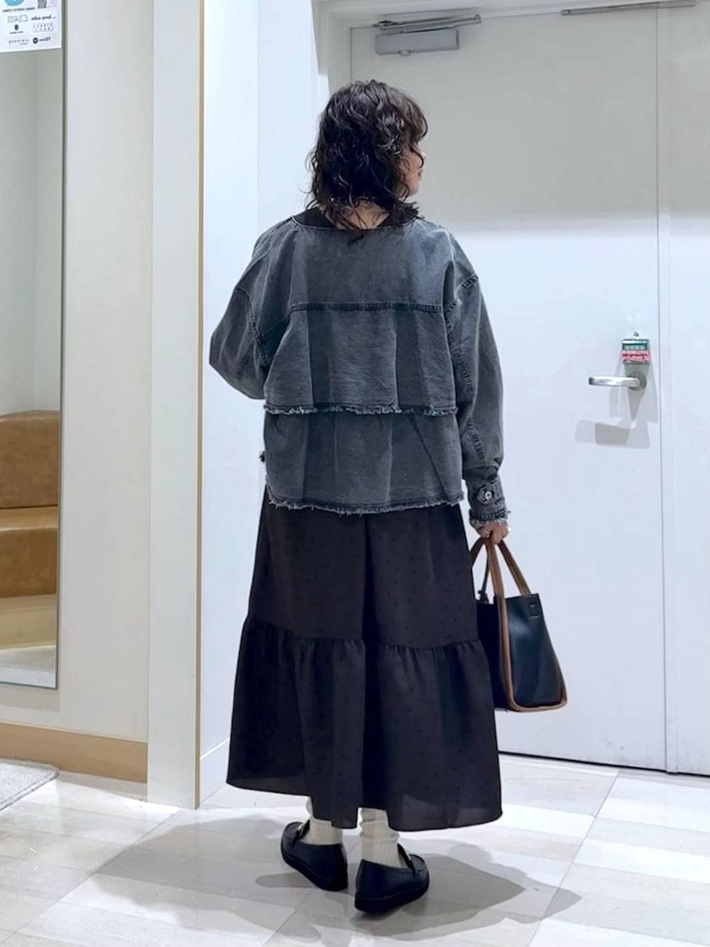 ブラック系のローファー、ブラック系のトートバッグ、ブラウン系のワンピースを着用したレディースの春コーディネートの4枚目の写真