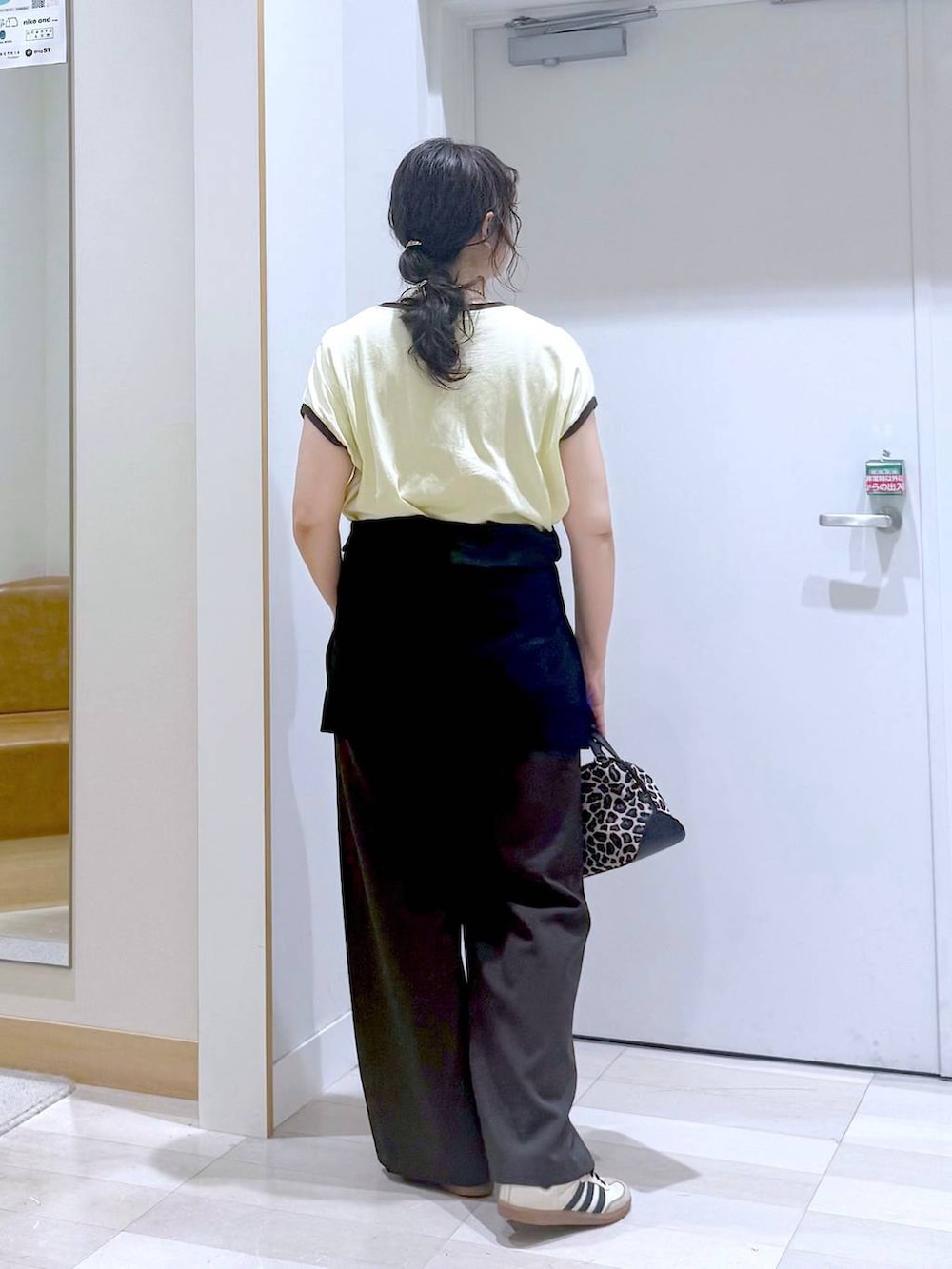 その他のショルダーバッグ、ブラウン系のその他パンツ、ブラック系のカーディガン/ボレロを着用したレディースの夏コーディネートの4枚目の写真