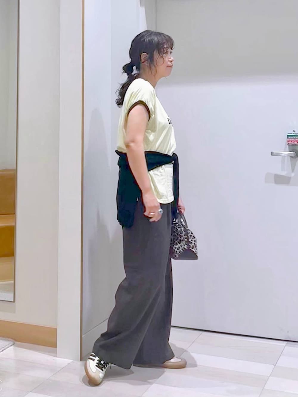 その他のショルダーバッグ、ブラウン系のその他パンツ、ブラック系のカーディガン/ボレロを着用したレディースの夏コーディネートの3枚目の写真