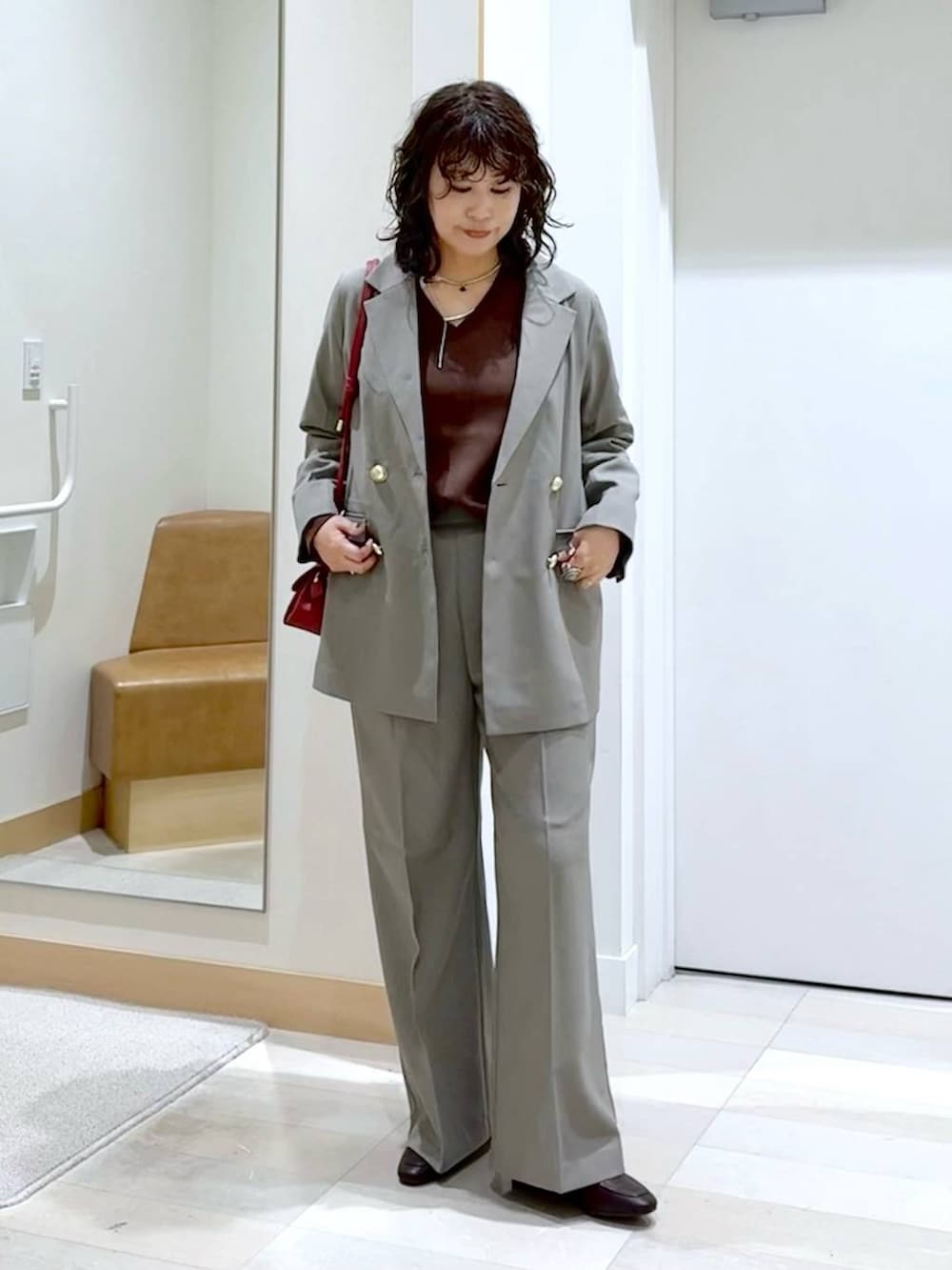 ブラウン系のローファー、ベージュ系のテーラードジャケット、ベージュ系のスラックスを着用したレディースの秋コーディネートの2枚目の写真