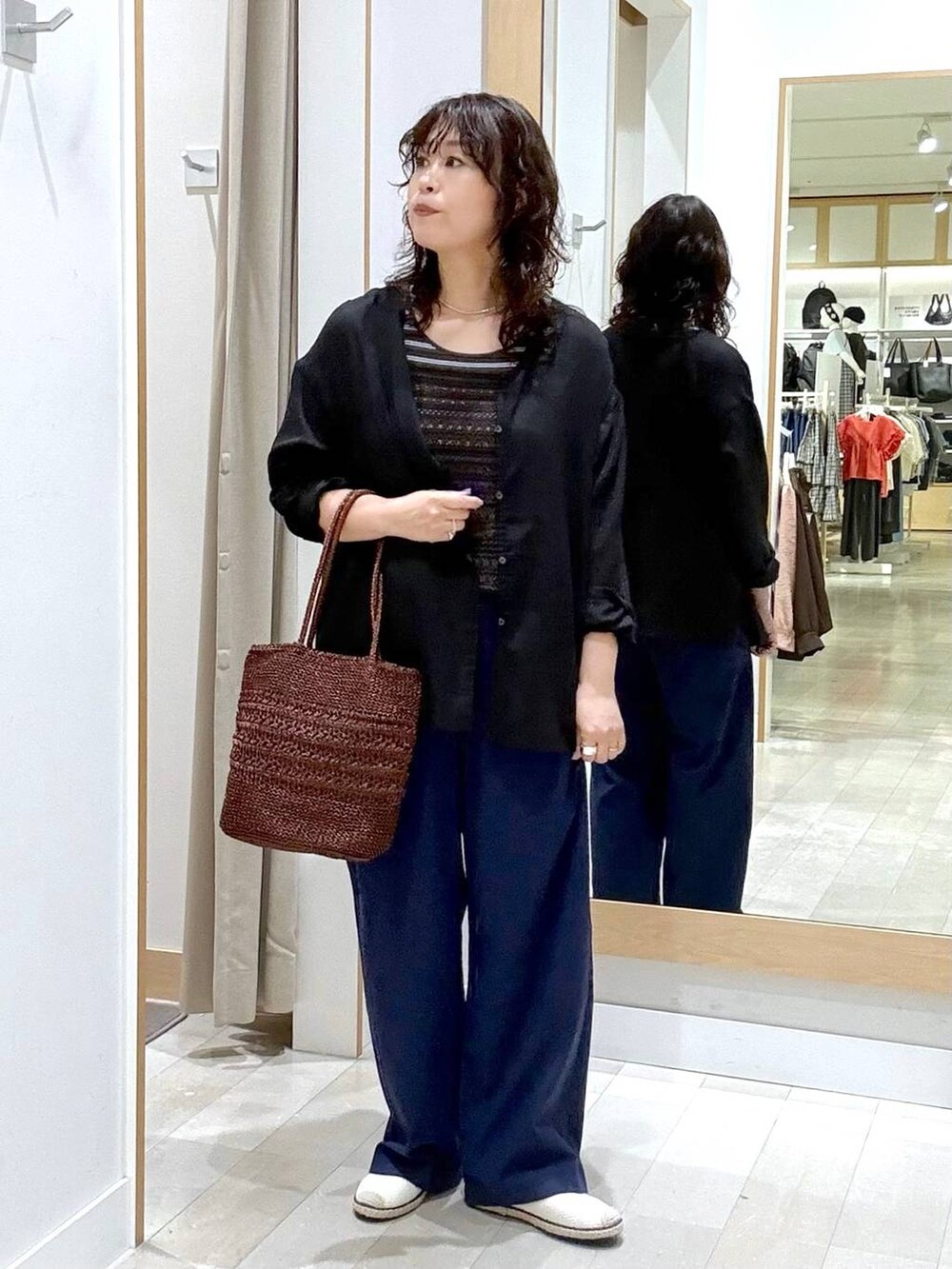 ブルー系のその他パンツ、グレー系のタンクトップ、ホワイト系のバレエシューズを着用したレディースの夏コーディネートの2枚目の写真