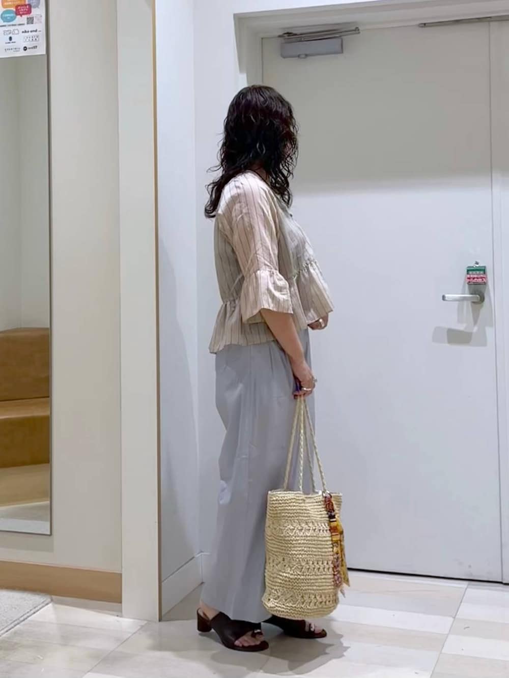 グレー系のその他パンツ、ブラウン系のタンクトップ、ベージュ系のトートバッグを着用したレディースの夏コーディネートの4枚目の写真
