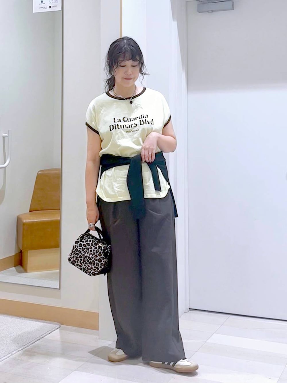 その他のショルダーバッグ、ブラウン系のその他パンツ、ブラック系のカーディガン/ボレロを着用したレディースの夏コーディネートの2枚目の写真