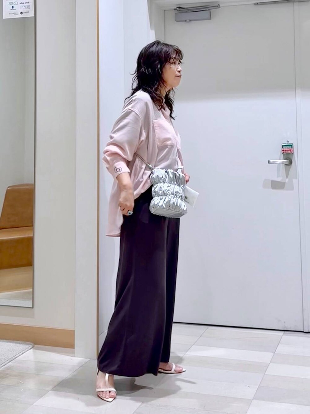 ブラウン系のその他パンツ、ブラウン系のTシャツ/カットソー、シルバー系のショルダーバッグを着用したレディースの夏コーディネートの3枚目の写真