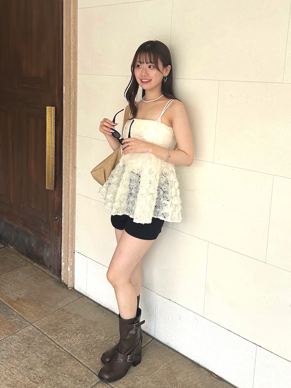 ホワイト系のキャミソール、ベージュ系のショルダーバッグ、ホワイト系のシャツ/ブラウスを着用したレディースの夏コーディネートの5枚目の写真