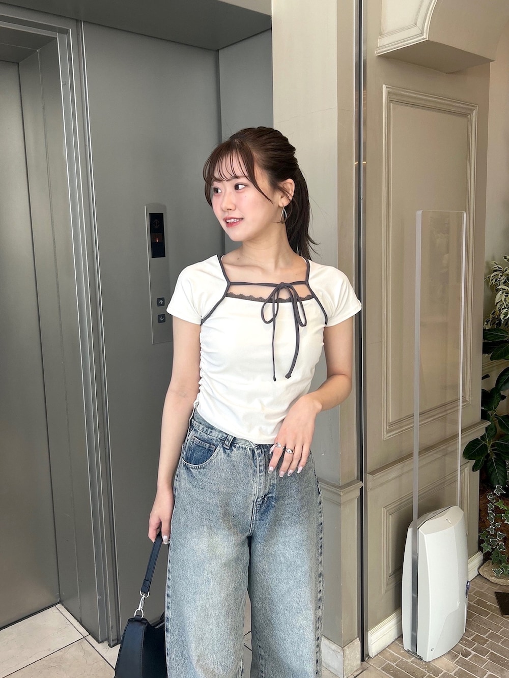 「Tシャツ、デザイントップス、夏コーデ、高身長コーデ、甘めカジュアル、骨格ナチュラル、デニム、デニムコーデ、レース」｜「Chicoの【5色展開】レイヤードデザインフレンチT（Tシャツ/カットソー、ホワイト系）」を使った、Satsukiさん（骨格ナチュラル・レディース・164cm）の春コーディネートの2枚目の写真