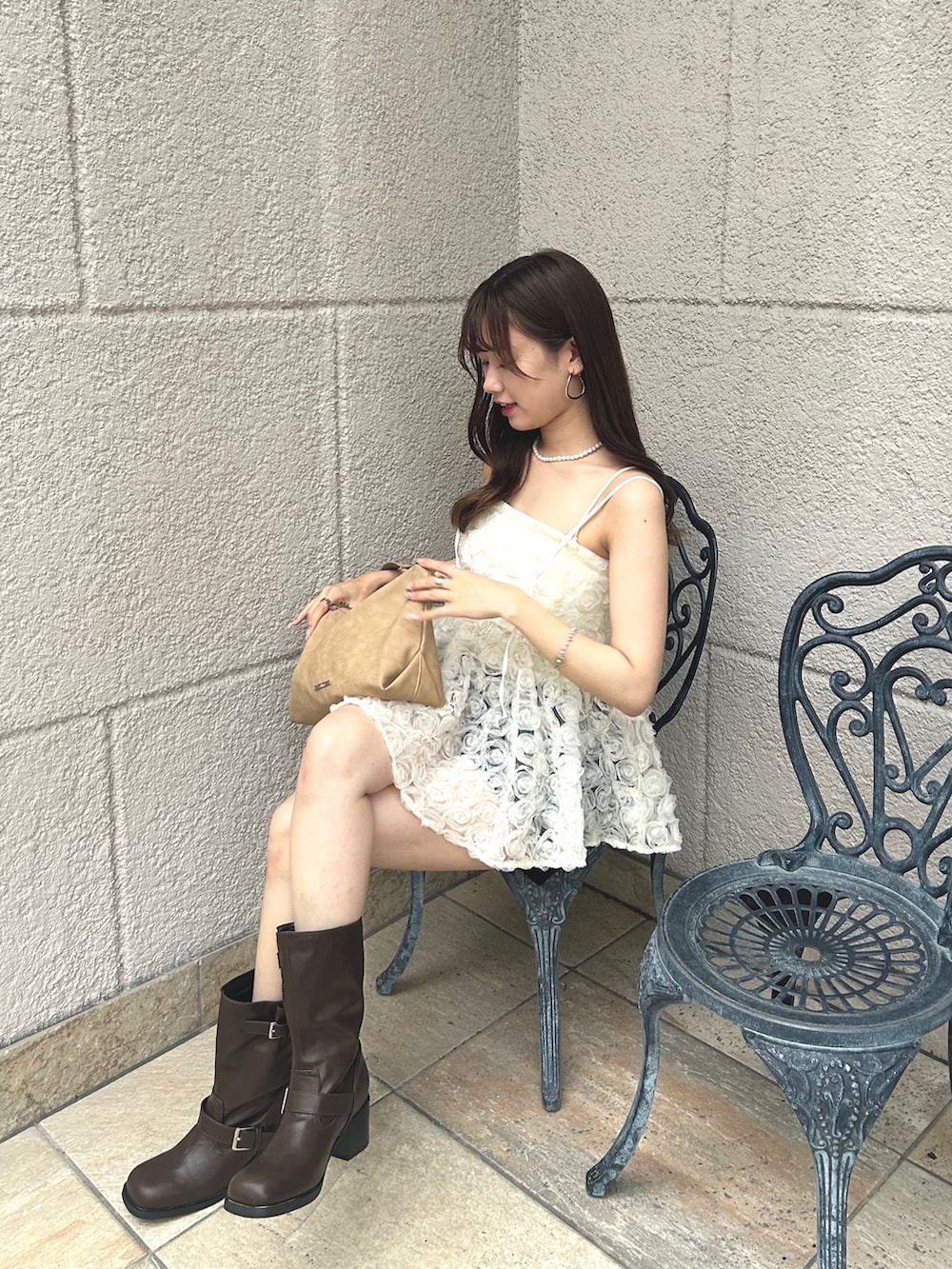 ホワイト系のキャミソール、ベージュ系のショルダーバッグ、ホワイト系のシャツ/ブラウスを着用したレディースの夏コーディネートの3枚目の写真