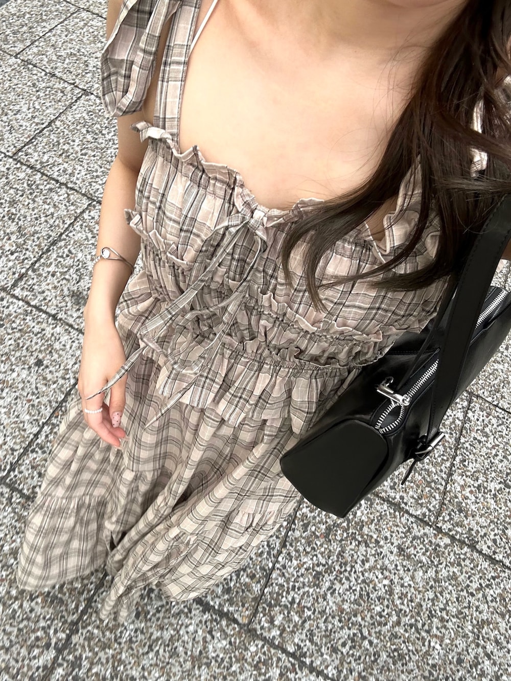 ベージュ系のワンピース、ブラック系のボストンバッグ、ブラック系のサンダルを着用したレディースの夏コーディネートの5枚目の写真