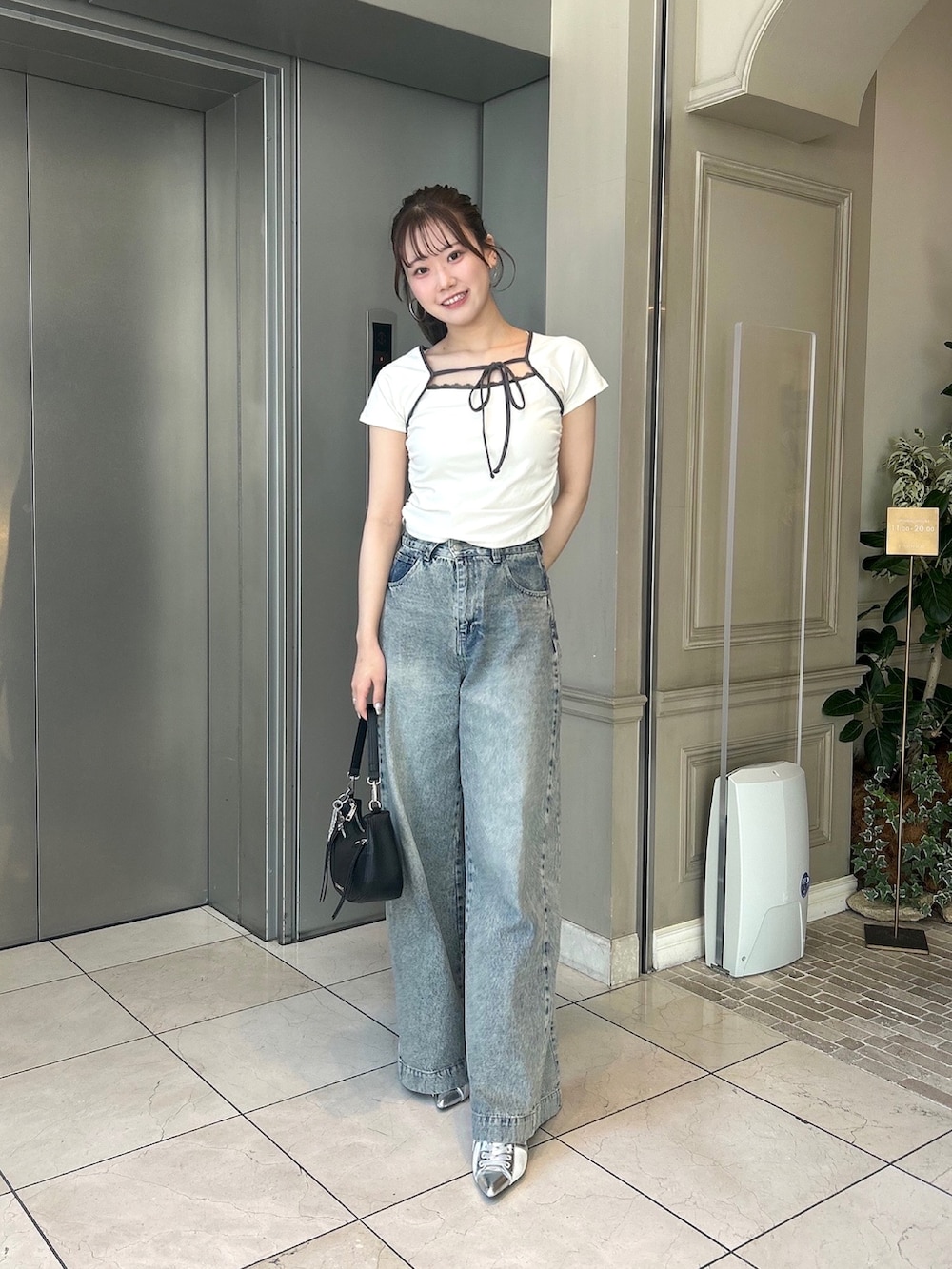 「Tシャツ、デザイントップス、夏コーデ、高身長コーデ、甘めカジュアル、骨格ナチュラル、デニム、デニムコーデ、レース」｜「Chicoの【5色展開】レイヤードデザインフレンチT（Tシャツ/カットソー、ホワイト系）」を使った、Satsukiさん（骨格ナチュラル・レディース・164cm）の春コーディネートの4枚目の写真