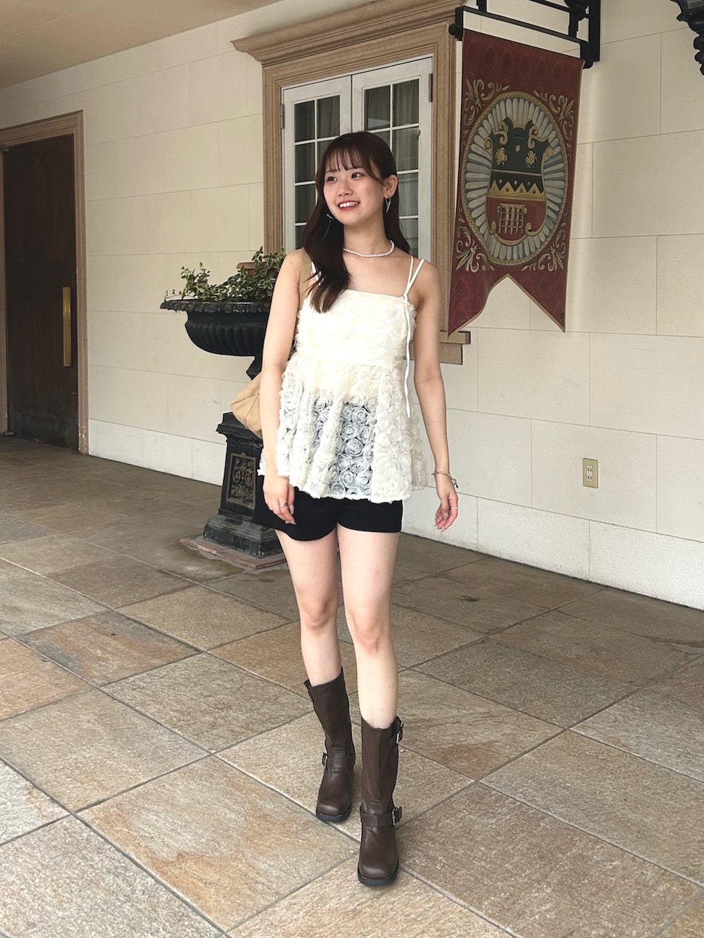 ホワイト系のキャミソール、ベージュ系のショルダーバッグ、ホワイト系のシャツ/ブラウスを着用したレディースの夏コーディネートの2枚目の写真