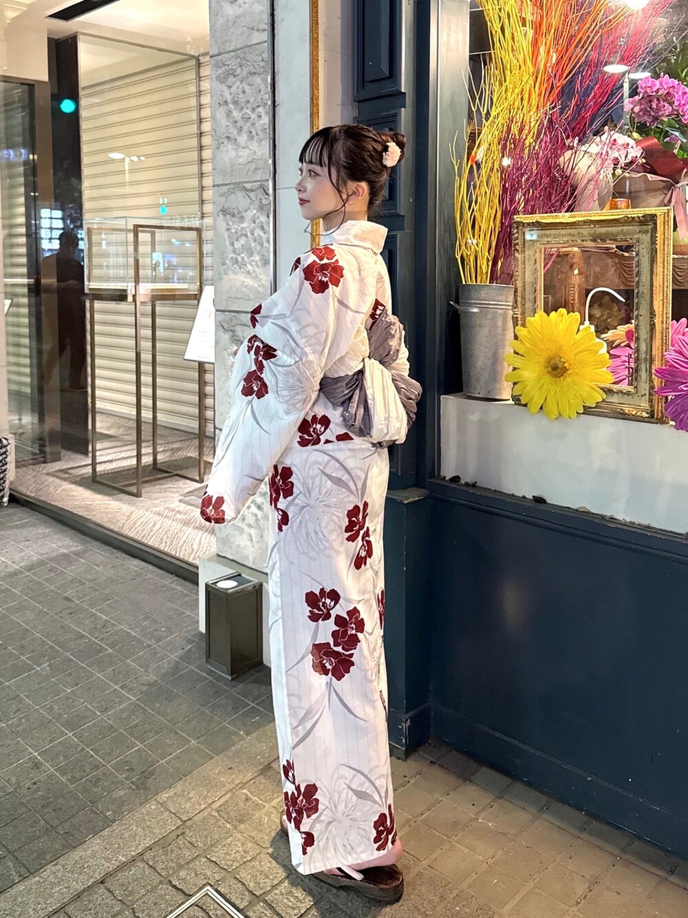 ホワイト系の浴衣、ホワイト系のその他小物を着用したレディースの夏コーディネートの2枚目の写真