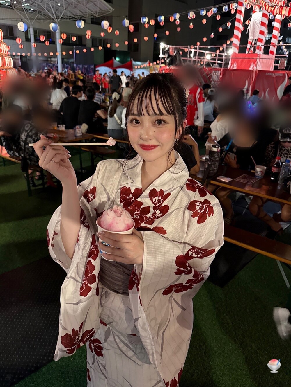 ホワイト系の浴衣、ホワイト系のその他小物を着用したレディースの夏コーディネートの3枚目の写真