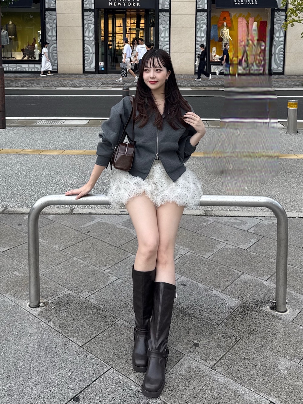 グレー系のパーカー、ホワイト系のその他パンツ、ブラウン系のブーツを着用したレディースの秋コーディネートの4枚目の写真