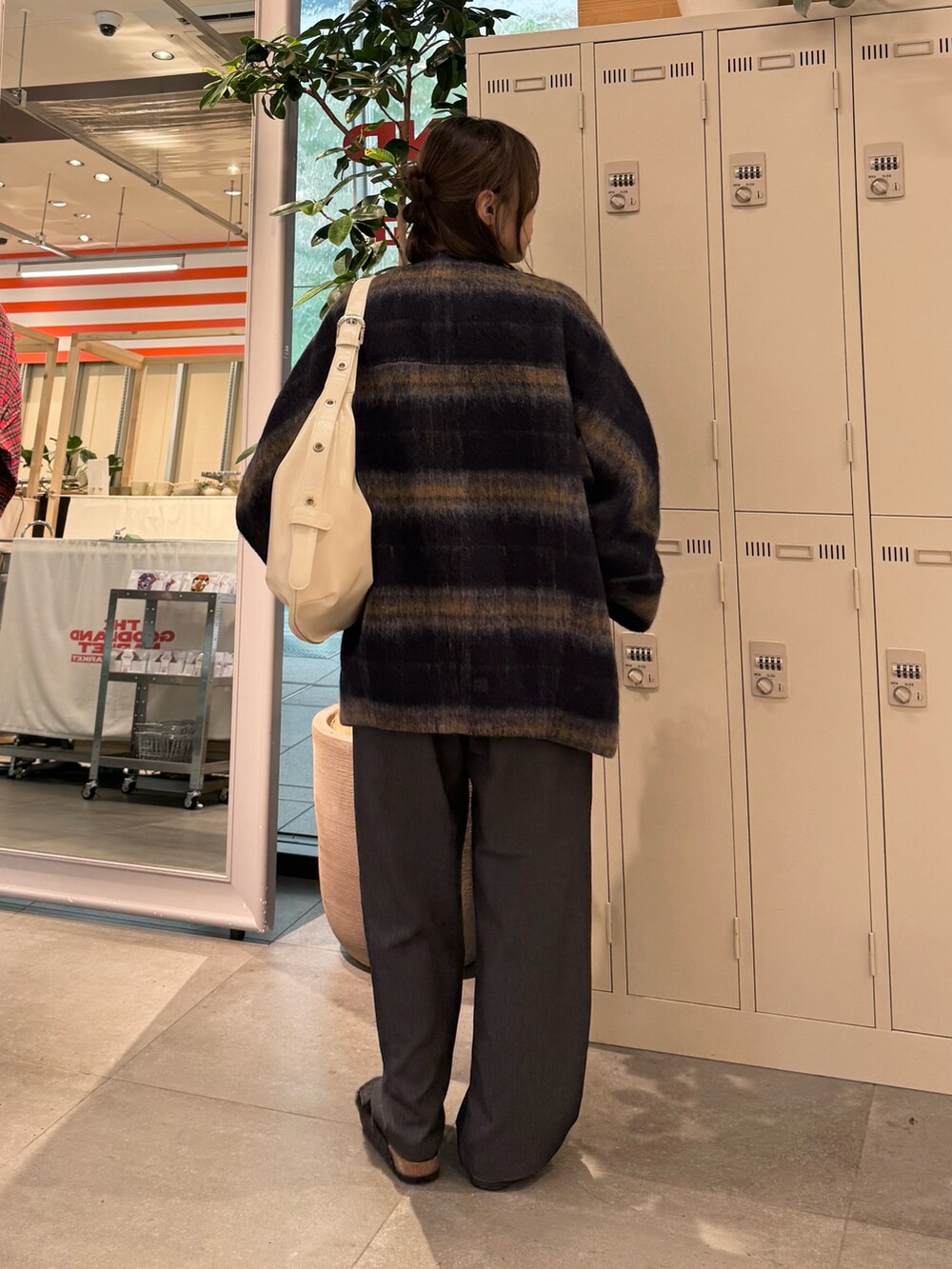 グリーン系のTシャツ/カットソー、ブルー系のノーカラージャケット、グレー系のその他パンツを着用したレディースの秋コーディネートの2枚目の写真