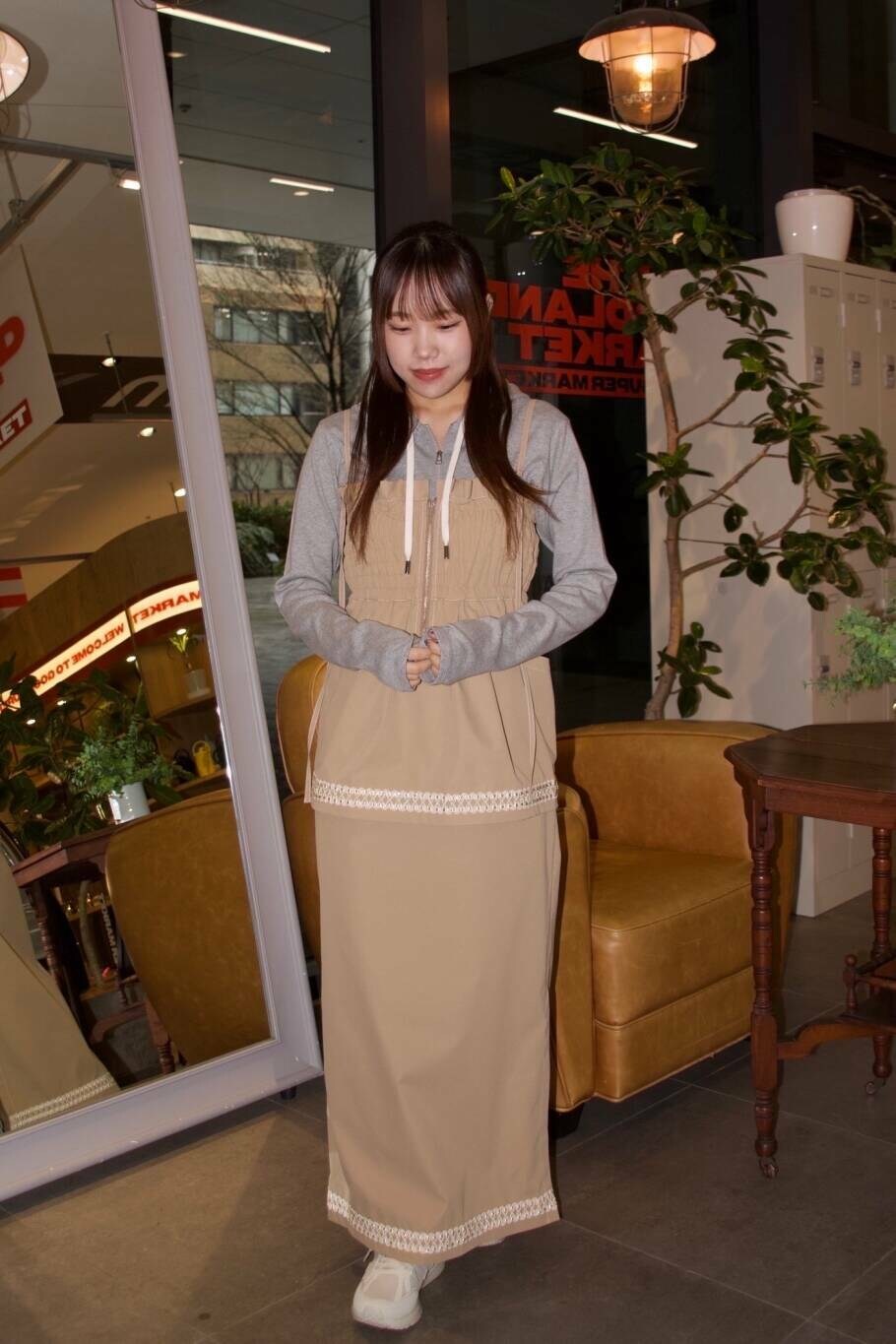 グレー系のパーカーを着用したレディースの春コーディネートの2枚目の写真