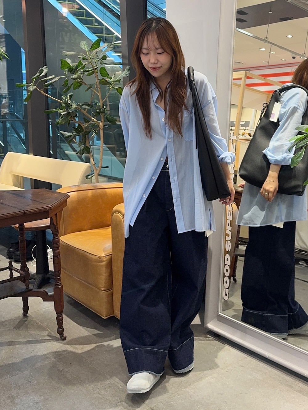 「秋服準備はじめました、トートバッグ、お出かけコーデ、季節の変わり目羽織コーデ、秋服、初秋コーデ、大人カジュアルコーデ、キレイめコーデ、デニムコーデ、シャツコーデ」｜「MIDIUMISOLIDの『別注』MIDIUMISOLID×TGM　sheer voile shirts（シャツ/ブラウス、ブルー系）」を使った、satsukiさん（骨格ウェーブ・レディース・157cm）の秋コーディネートの2枚目の写真