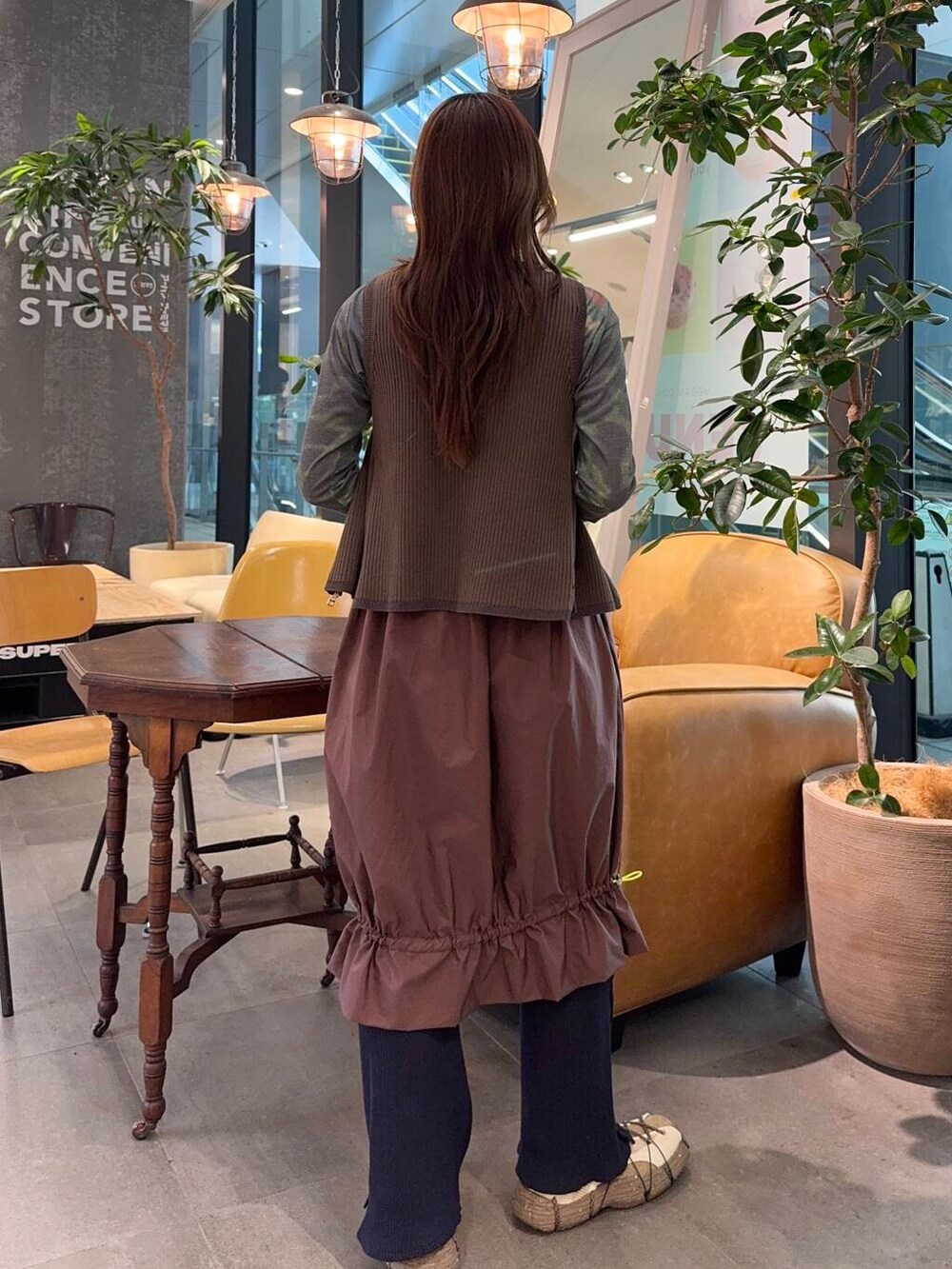 ブルー系のTシャツ/カットソーを着用したレディースの春コーディネートの2枚目の写真
