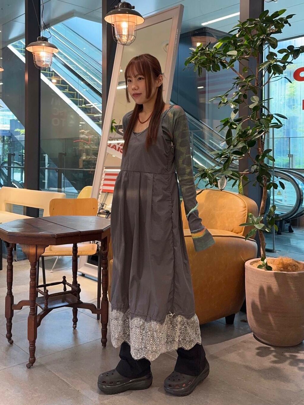 グレー系のワンピースを着用したレディースの春コーディネートの3枚目の写真