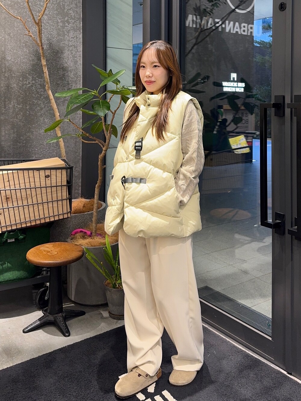 ホワイト系のその他パンツ、ベージュ系のサンダル、ベージュ系のニット/セーターを着用したレディースの秋コーディネートの2枚目の写真