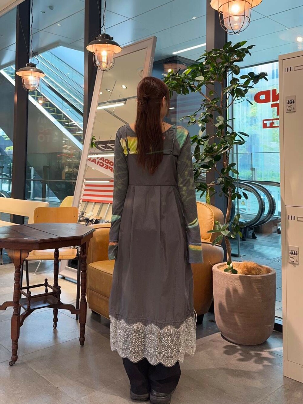 グレー系のワンピースを着用したレディースの春コーディネートの2枚目の写真