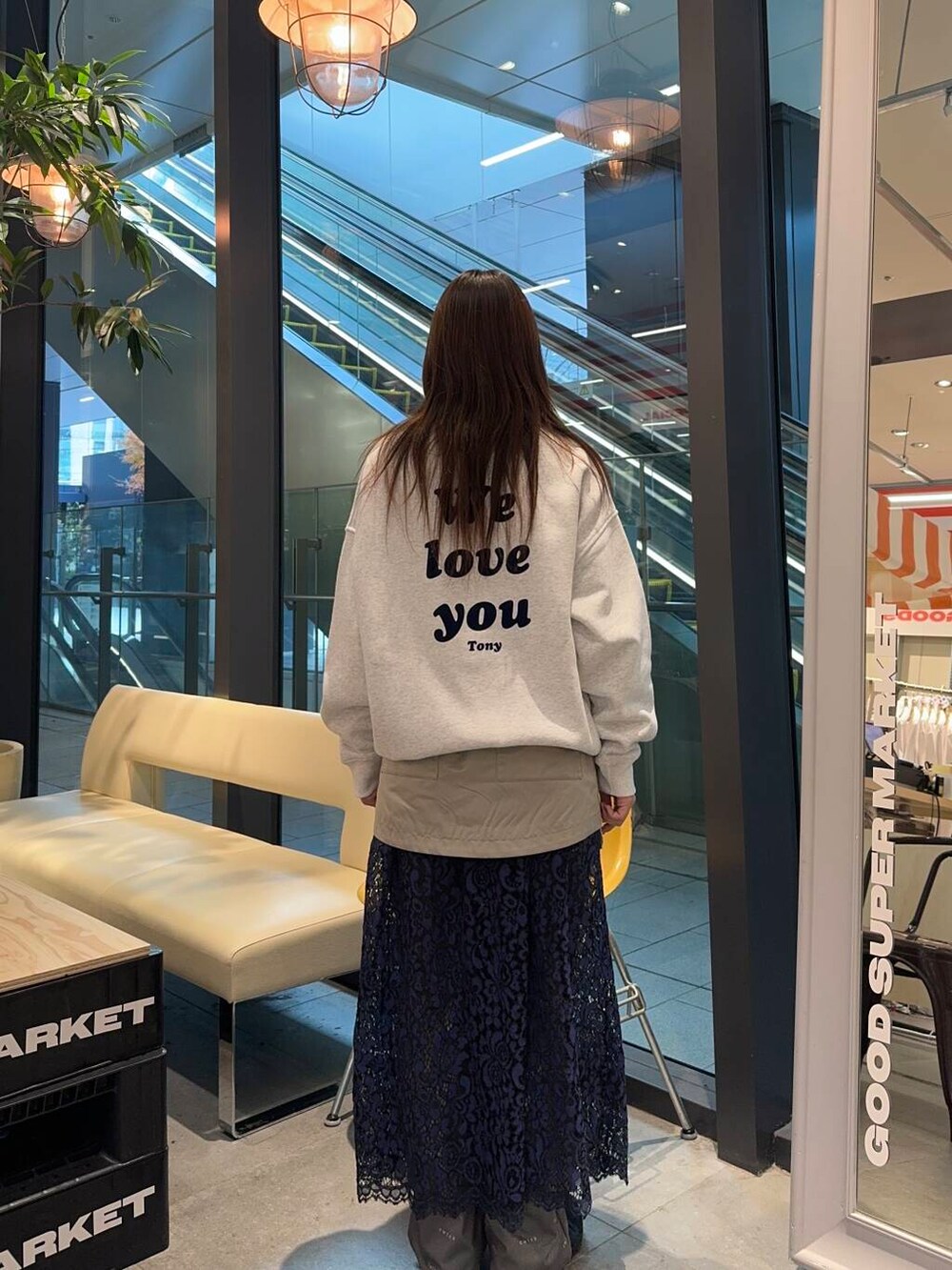 グレー系のその他パンツ、グレー系のスカート、グレー系のスウェットを着用したレディースの冬コーディネートの2枚目の写真