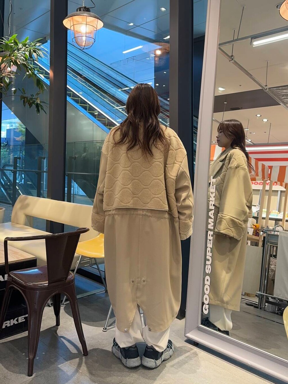 ホワイト系のその他パンツ、グレー系のスニーカー、ベージュ系のステンカラーコートを着用したレディースの冬コーディネートの2枚目の写真