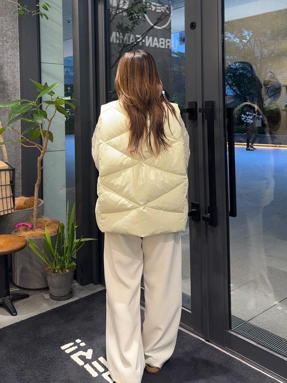 ホワイト系のその他パンツ、ベージュ系のサンダル、ベージュ系のニット/セーターを着用したレディースの秋コーディネートの3枚目の写真