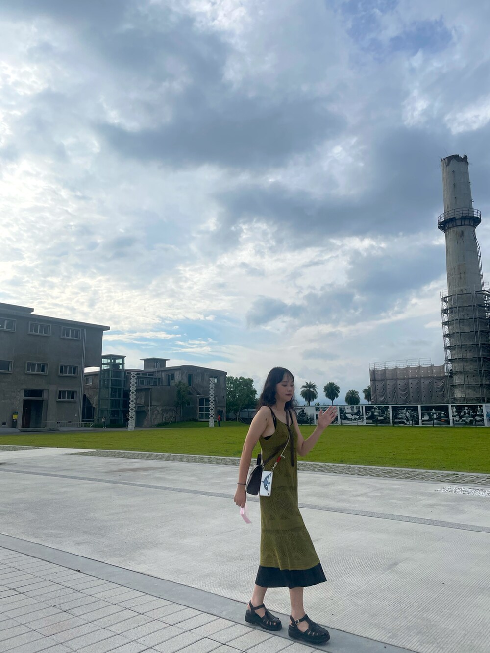 グリーン系のワンピース、ブラック系のワンピース、ブラック系のサンダルを着用したレディースの夏コーディネートの2枚目の写真