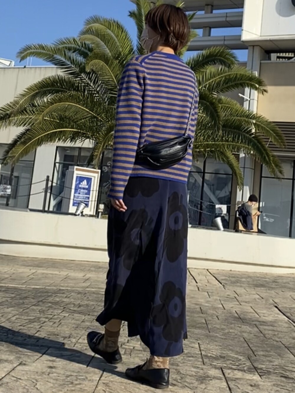 「休日コーデ、ロングスカート、2022秋冬、ボーダー、マリメッコ、ニット、靴下、ショートヘア」｜「marimekkoのJuhlaunikko / Maidis skirt（スカート、ブルー系）」を使った、mihonekkoさん（レディース・165cm）の冬コーディネートの2枚目の写真