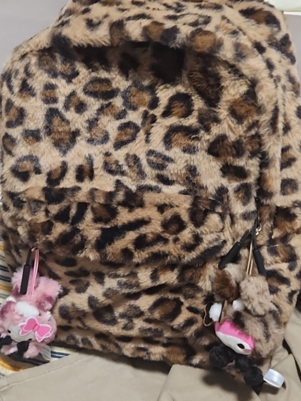 ピンク系のジャケット/アウターを着用したレディースの冬コーディネートの2枚目の写真