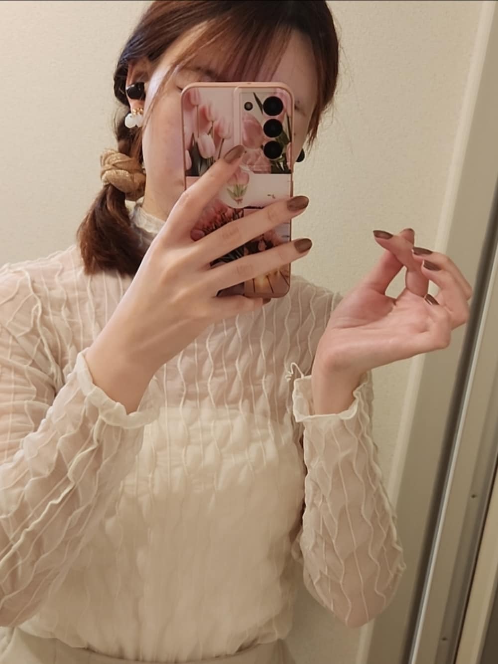 ホワイト系のチューブトップ、ホワイト系のその他トップスを着用したレディースの夏コーディネートの2枚目の写真