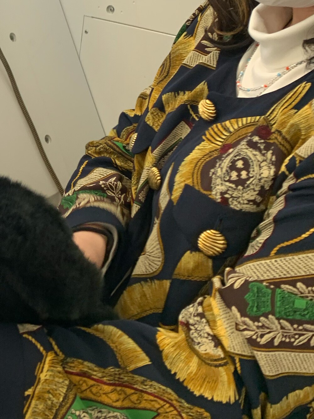 ブラック系のショルダーバッグ、ブラック系のブーツ、その他のジャケット/アウターを着用したレディースの冬コーディネートの3枚目の写真