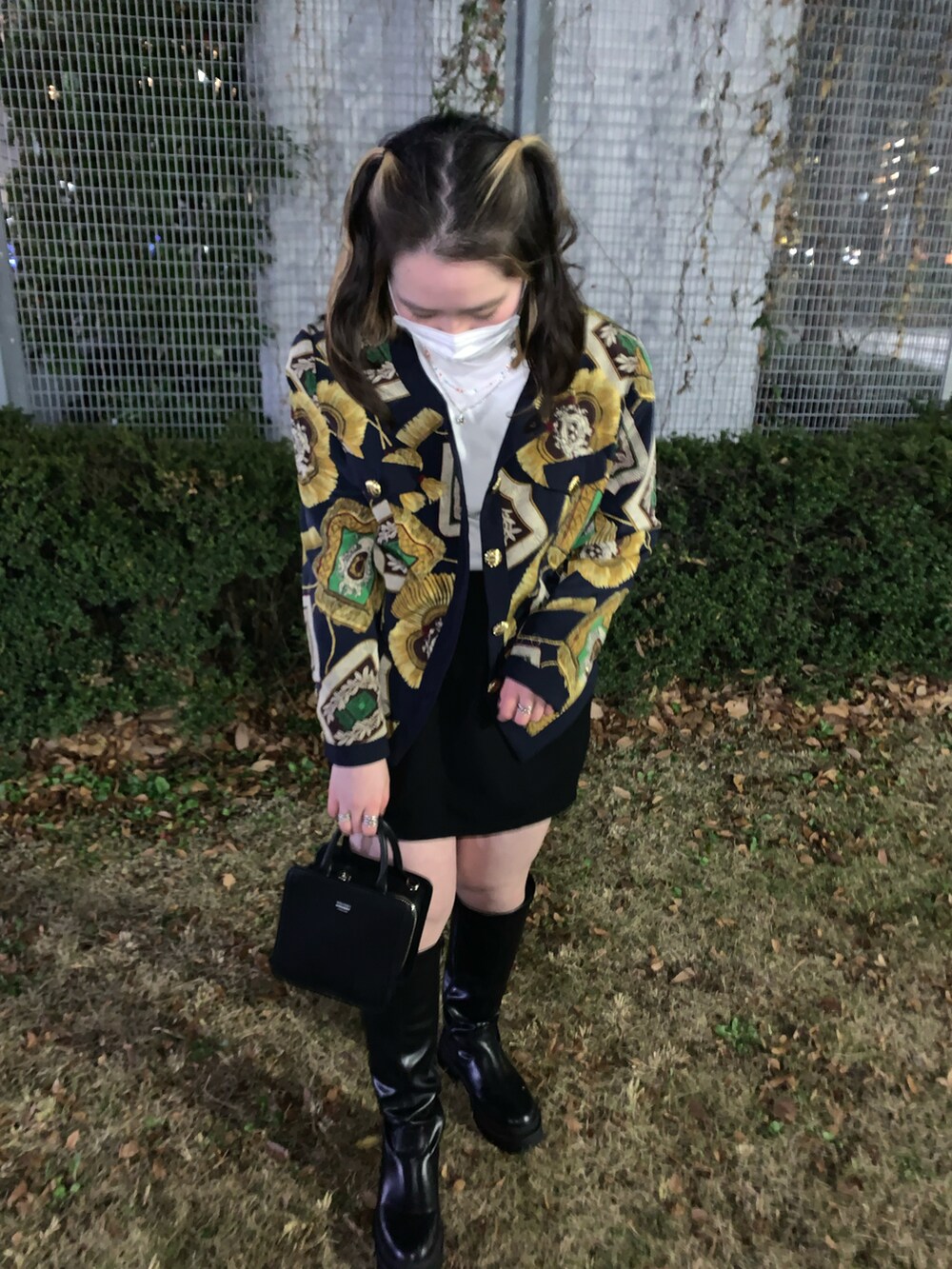 ブラック系のショルダーバッグ、ブラック系のブーツ、その他のジャケット/アウターを着用したレディースの冬コーディネートの2枚目の写真