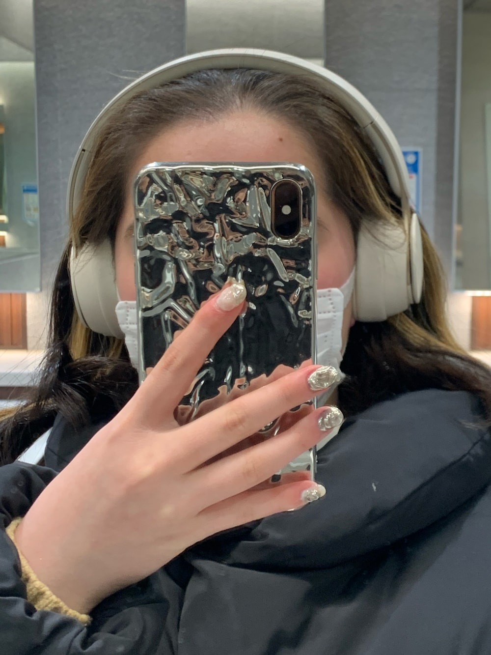 ブラック系のダウンジャケット/コート、ブルー系のデニムパンツ、ブラック系のブーツを着用したレディースの冬コーディネートの3枚目の写真