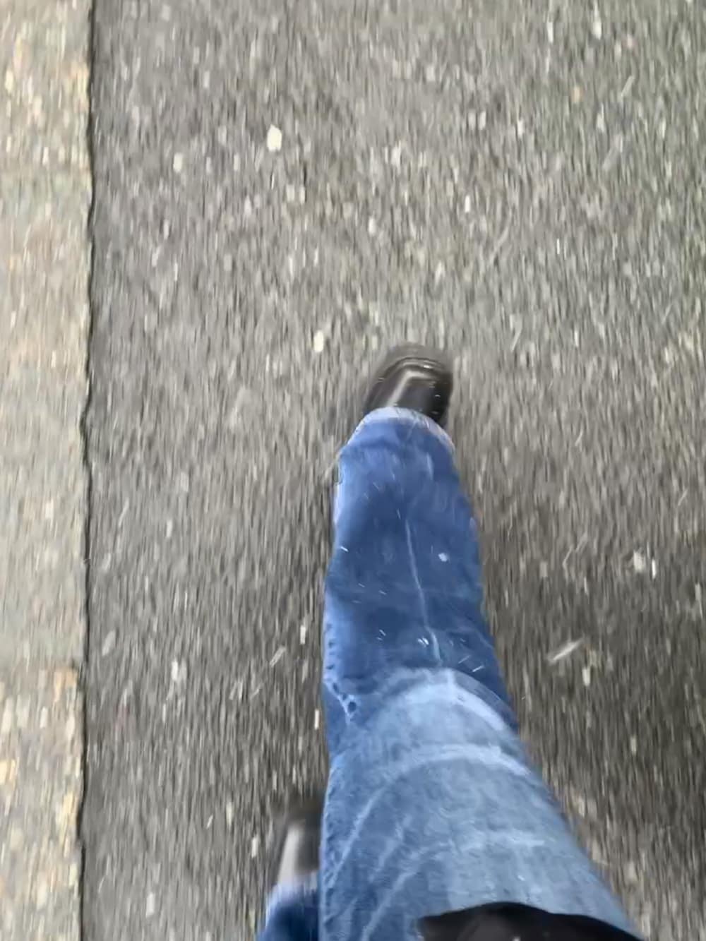 ブラック系のダウンジャケット/コート、ブルー系のデニムパンツ、ブラック系のブーツを着用したレディースの冬コーディネートの2枚目の写真